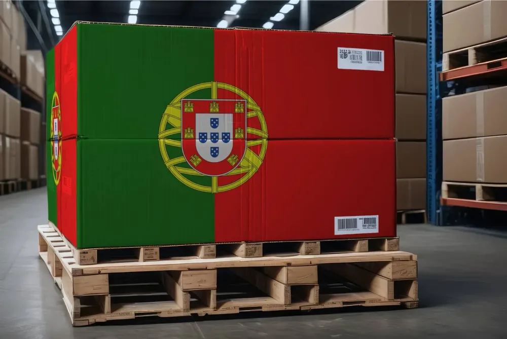 Paletes com pacotes com a bandeira de Portugal, representando o envio de encomendas de lojas online portuguesas para a Europa.