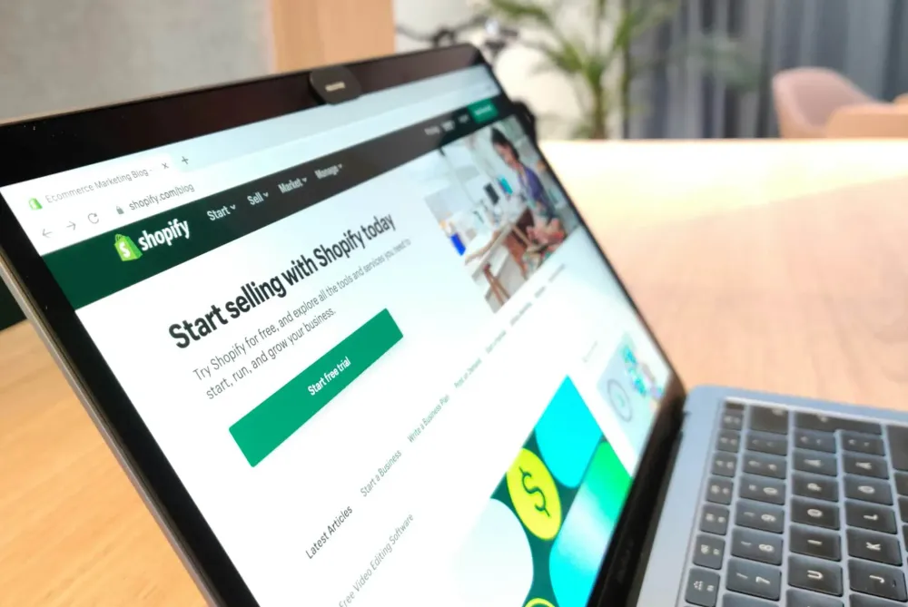 Solutions aux bugs d'expédition sur Shopify et WooCommerce : corriger les erreurs de checkout, les frais de port erronés et générer des étiquettes sans problème.